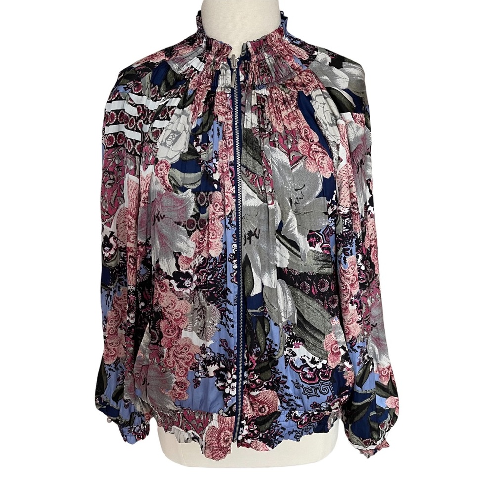 Reversible lightweight jacket.